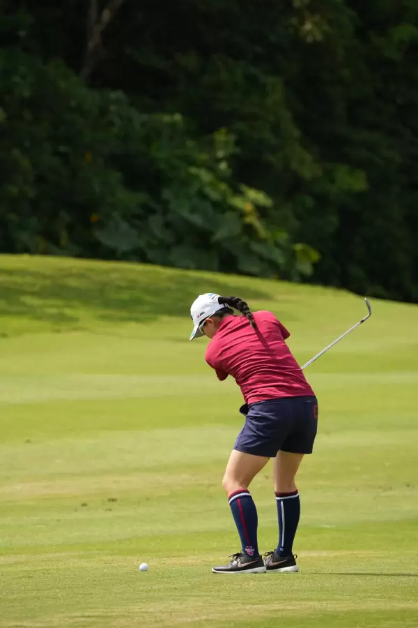 勝みなみのアイアンスイング（斜め前方）連続写真【2022年ダイキンオーキッドレディスゴルフトーナメント】