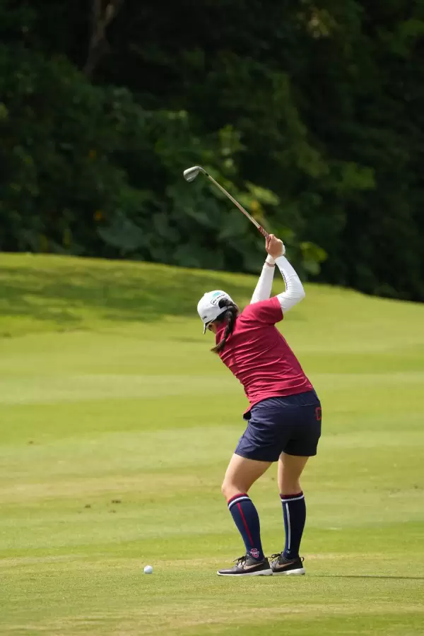 勝みなみのアイアンスイング（斜め前方）連続写真【2022年ダイキンオーキッドレディスゴルフトーナメント】