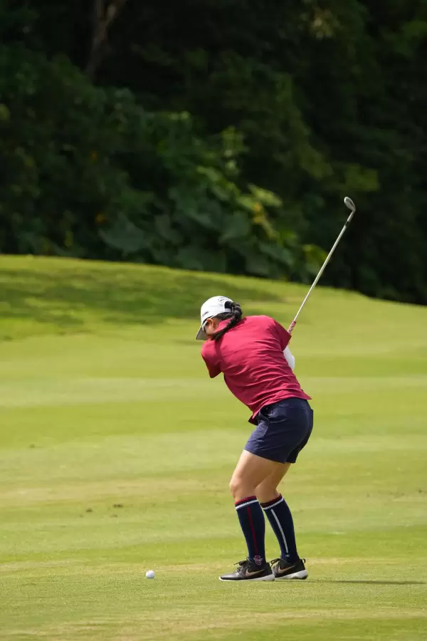 勝みなみのアイアンスイング（斜め前方）連続写真【2022年ダイキンオーキッドレディスゴルフトーナメント】