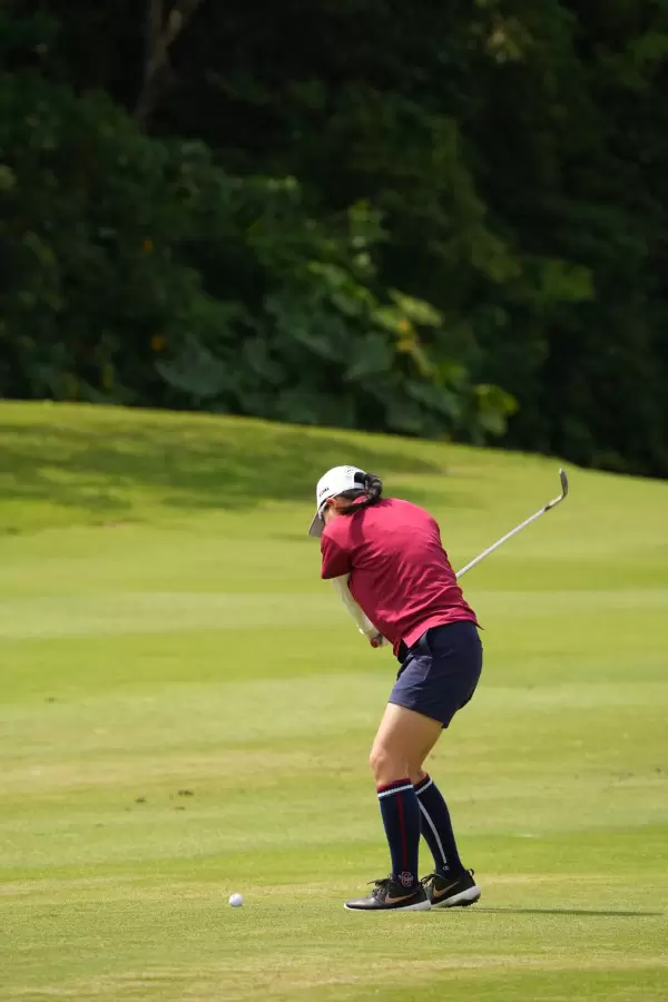 勝みなみのアイアンスイング（斜め前方）連続写真【2022年ダイキンオーキッドレディスゴルフトーナメント】