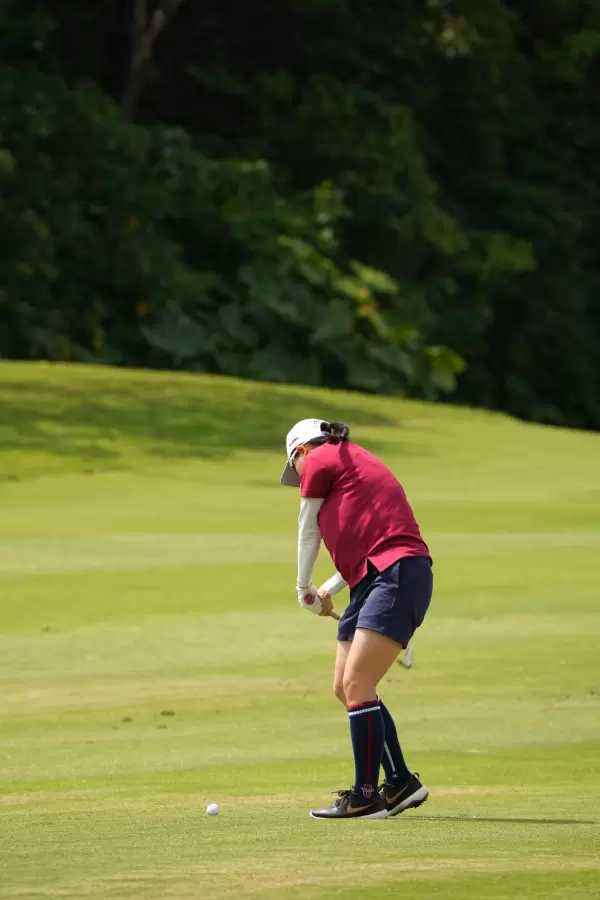 勝みなみのアイアンスイング（斜め前方）連続写真【2022年ダイキンオーキッドレディスゴルフトーナメント】