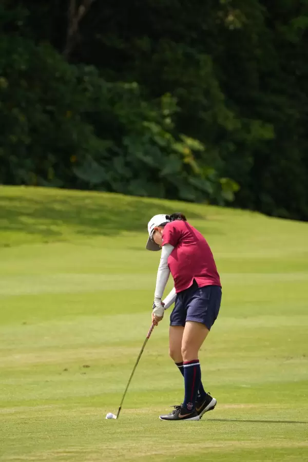 勝みなみのアイアンスイング（斜め前方）連続写真【2022年ダイキンオーキッドレディスゴルフトーナメント】