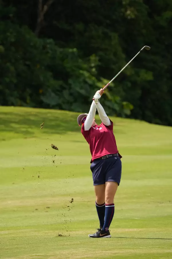 勝みなみのアイアンスイング（斜め前方）連続写真【2022年ダイキンオーキッドレディスゴルフトーナメント】