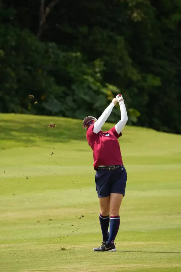 勝みなみのアイアンスイング（斜め前方）連続写真【2022年ダイキンオーキッドレディスゴルフトーナメント】