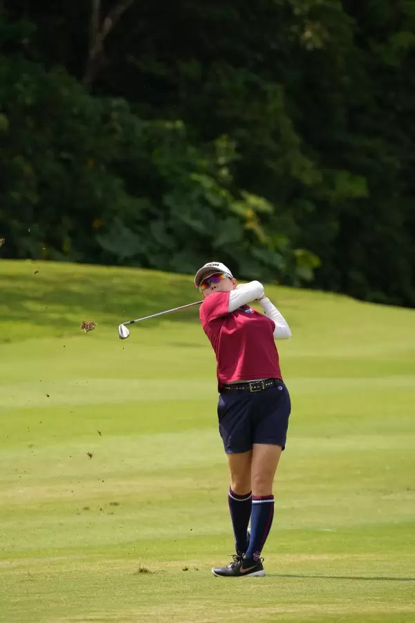 勝みなみのアイアンスイング（斜め前方）連続写真【2022年ダイキンオーキッドレディスゴルフトーナメント】