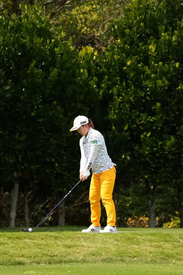 西郷真央のドライバースイング（斜め前方）連続写真【2022年ダイキンオーキッドレディスゴルフトーナメント】