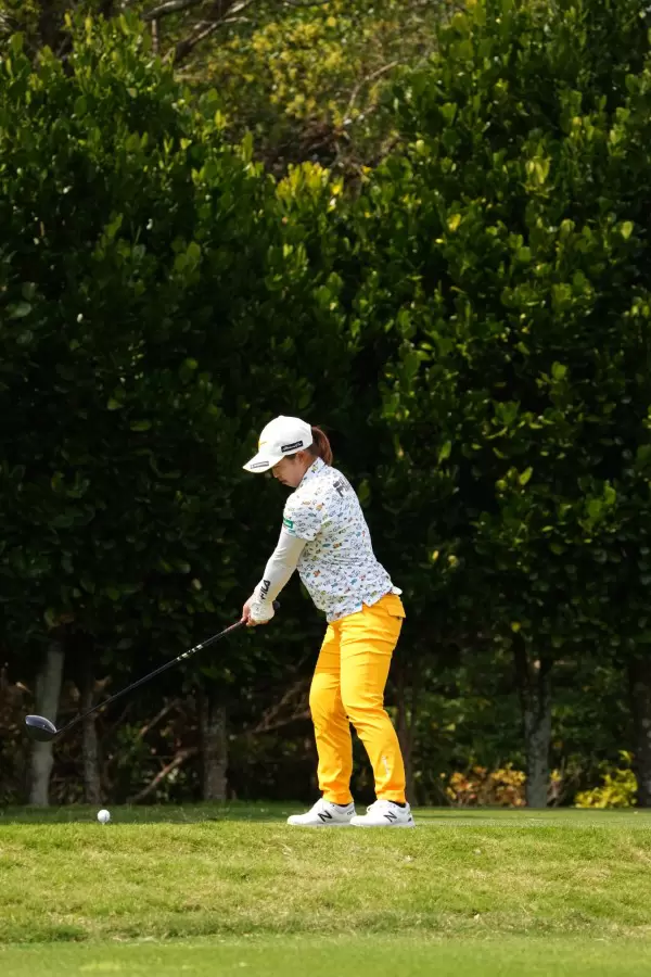 西郷真央のドライバースイング（斜め前方）連続写真【2022年ダイキンオーキッドレディスゴルフトーナメント】