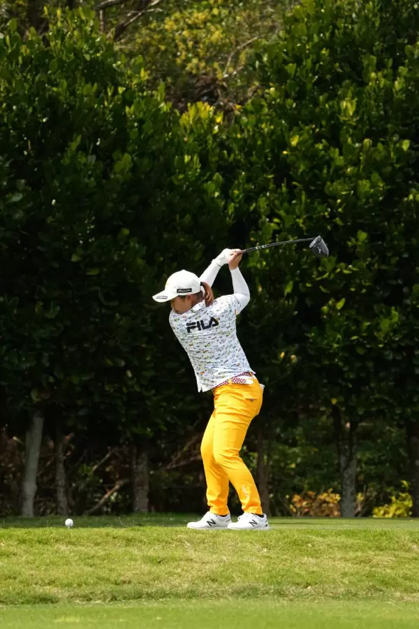 西郷真央のドライバースイング（斜め前方）連続写真【2022年ダイキンオーキッドレディスゴルフトーナメント】