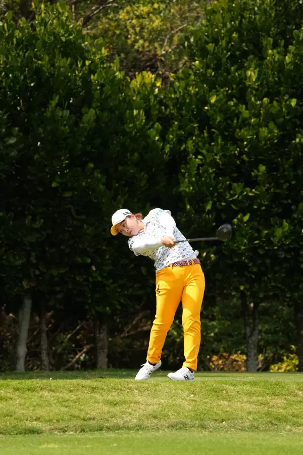 西郷真央のドライバースイング（斜め前方）連続写真【2022年ダイキンオーキッドレディスゴルフトーナメント】