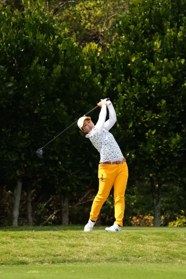 西郷真央のドライバースイング（斜め前方）連続写真【2022年ダイキンオーキッドレディスゴルフトーナメント】