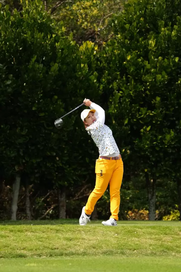 西郷真央のドライバースイング（斜め前方）連続写真【2022年ダイキンオーキッドレディスゴルフトーナメント】