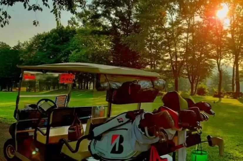 ゴルフ場の乗用カートと夕日