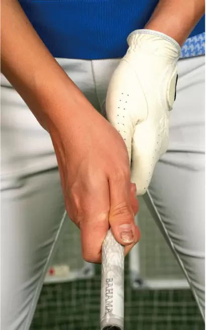 グリップは右手の親指と人差し指をギュッと締める