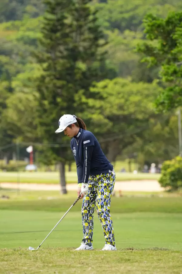 大里桃子のアイアンスイング（斜め前方）連続写真【2022年ダイキンオーキッドレディスゴルフトーナメント】