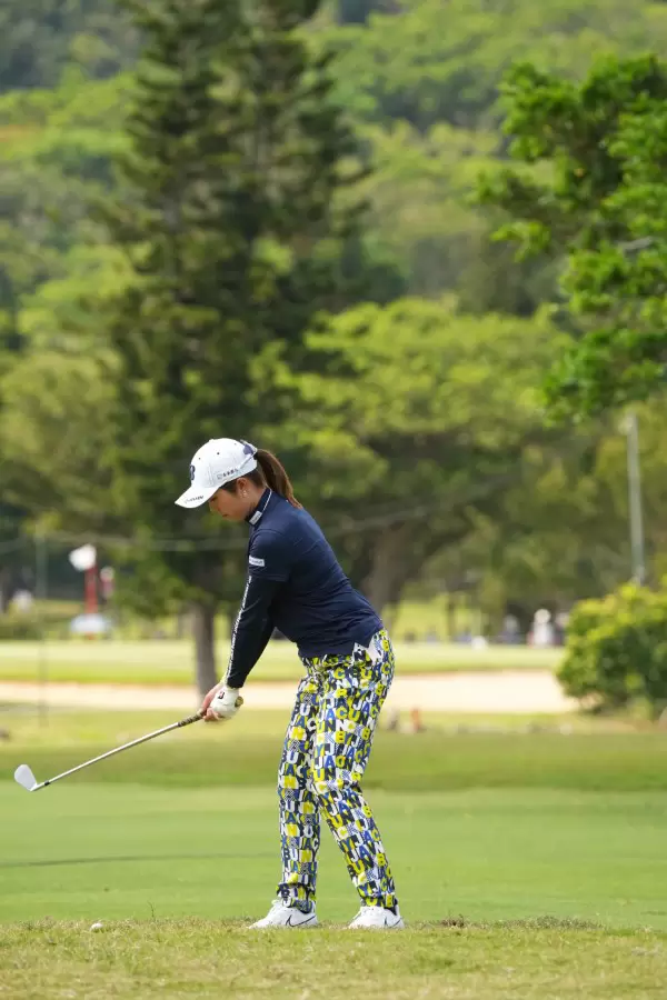 大里桃子のアイアンスイング（斜め前方）連続写真【2022年ダイキンオーキッドレディスゴルフトーナメント】