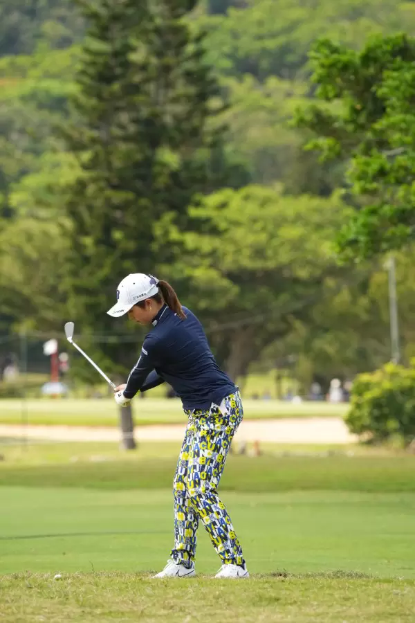 大里桃子のアイアンスイング（斜め前方）連続写真【2022年ダイキンオーキッドレディスゴルフトーナメント】