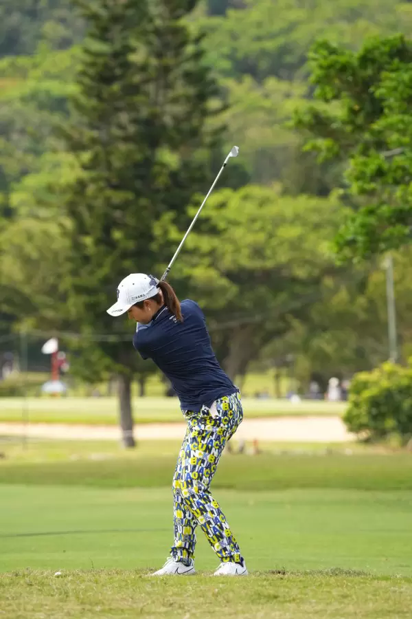 大里桃子のアイアンスイング（斜め前方）連続写真【2022年ダイキンオーキッドレディスゴルフトーナメント】