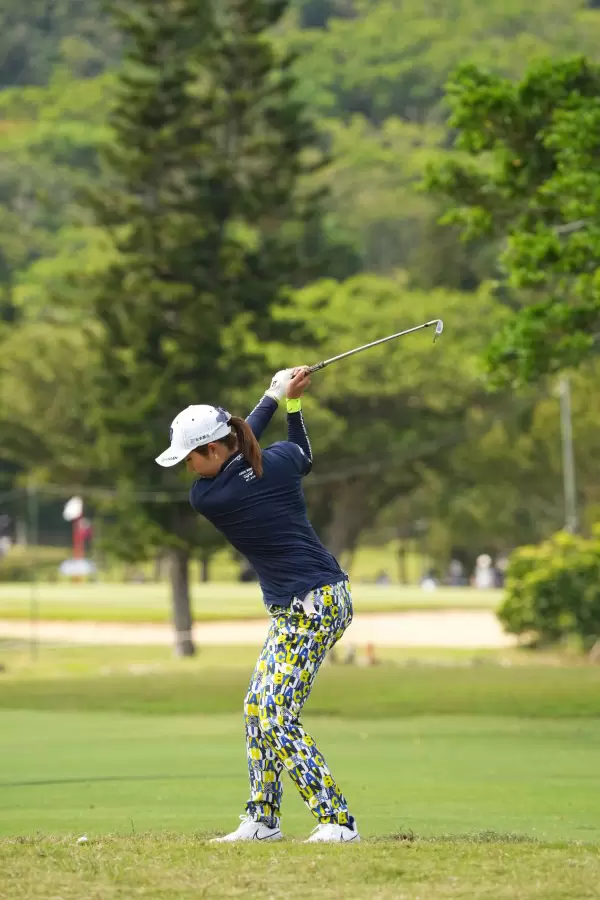 大里桃子のアイアンスイング（斜め前方）連続写真【2022年ダイキンオーキッドレディスゴルフトーナメント】