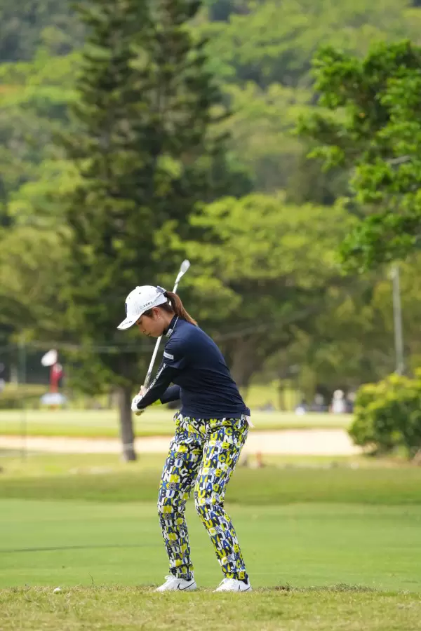 大里桃子のアイアンスイング（斜め前方）連続写真【2022年ダイキンオーキッドレディスゴルフトーナメント】