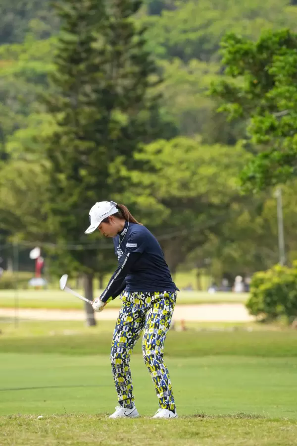 大里桃子のアイアンスイング（斜め前方）連続写真【2022年ダイキンオーキッドレディスゴルフトーナメント】