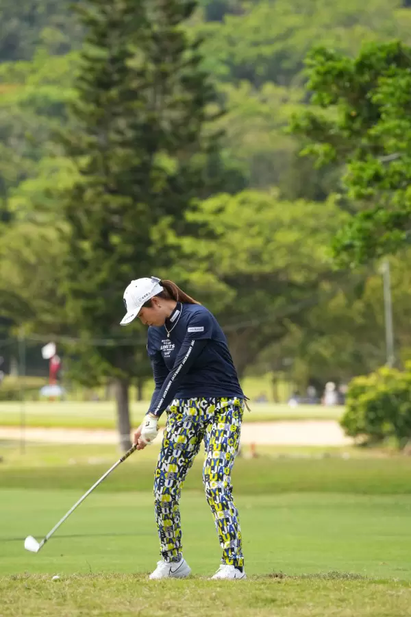 大里桃子のアイアンスイング（斜め前方）連続写真【2022年ダイキンオーキッドレディスゴルフトーナメント】