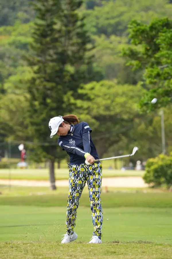 大里桃子のアイアンスイング（斜め前方）連続写真【2022年ダイキンオーキッドレディスゴルフトーナメント】