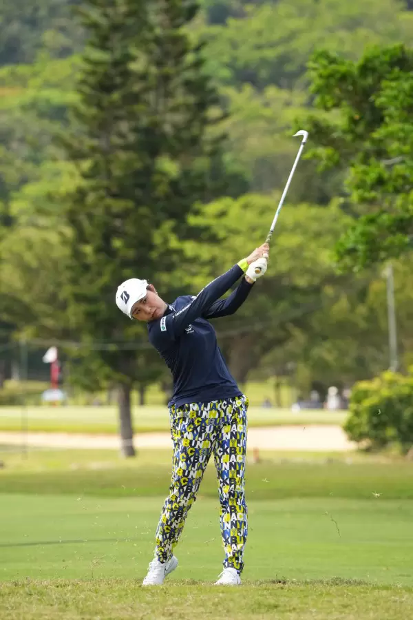 大里桃子のアイアンスイング（斜め前方）連続写真【2022年ダイキンオーキッドレディスゴルフトーナメント】