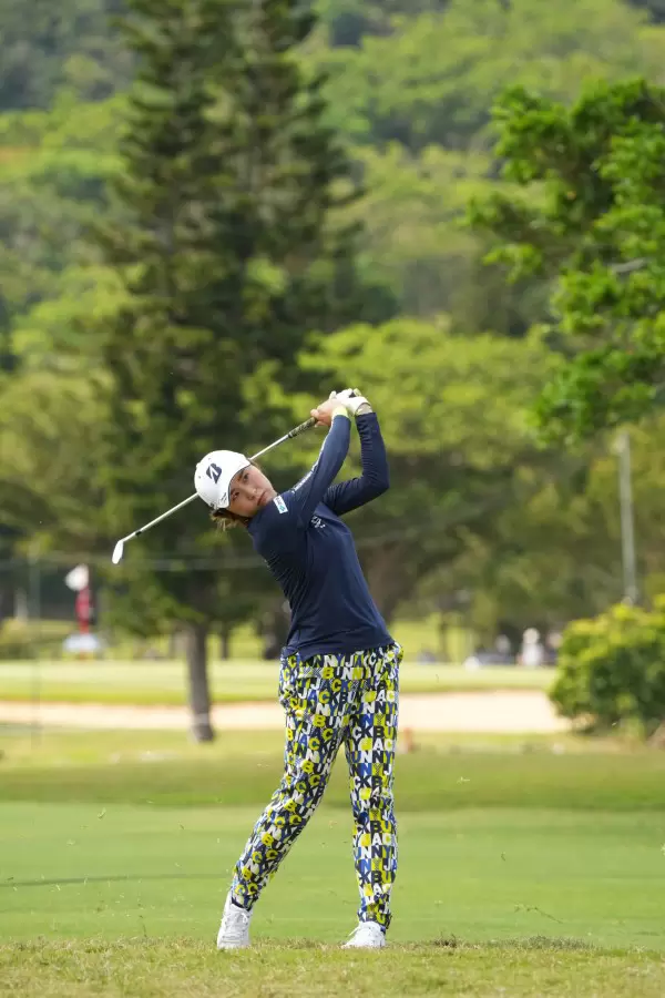 大里桃子のアイアンスイング（斜め前方）連続写真【2022年ダイキンオーキッドレディスゴルフトーナメント】