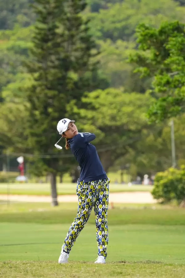 大里桃子のアイアンスイング（斜め前方）連続写真【2022年ダイキンオーキッドレディスゴルフトーナメント】