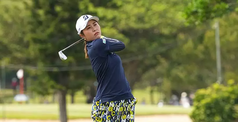 大里桃子のアイアンスイング（斜め前方）連続写真【2022年ダイキンオーキッドレディスゴルフトーナメント】