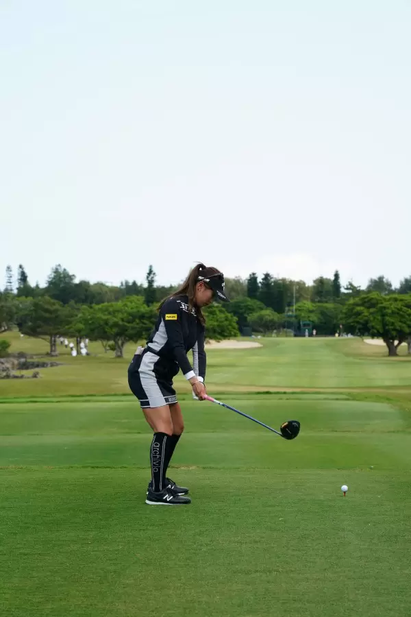 臼井麗香のドライバースイング（後方）連続写真【2022年ダイキンオーキッドレディスゴルフトーナメント】