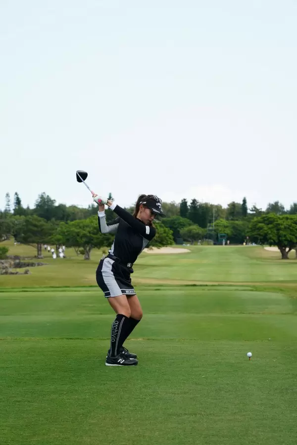 臼井麗香のドライバースイング（後方）連続写真【2022年ダイキンオーキッドレディスゴルフトーナメント】