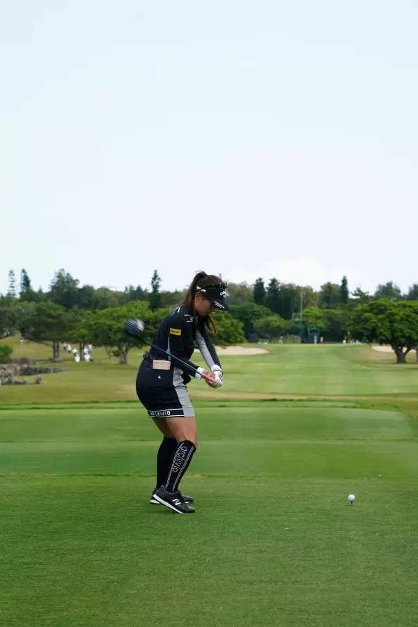 臼井麗香のドライバースイング（後方）連続写真【2022年ダイキンオーキッドレディスゴルフトーナメント】