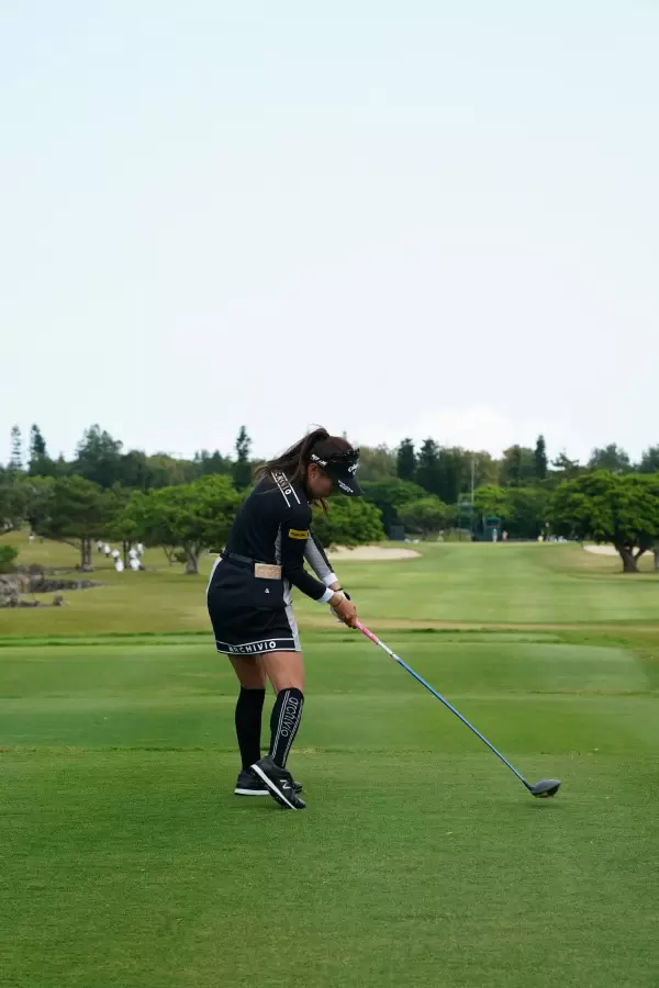 臼井麗香のドライバースイング（後方）連続写真【2022年ダイキンオーキッドレディスゴルフトーナメント】