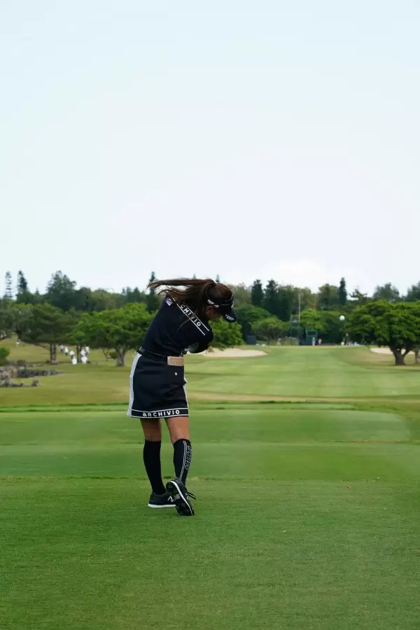 臼井麗香のドライバースイング（後方）連続写真【2022年ダイキンオーキッドレディスゴルフトーナメント】