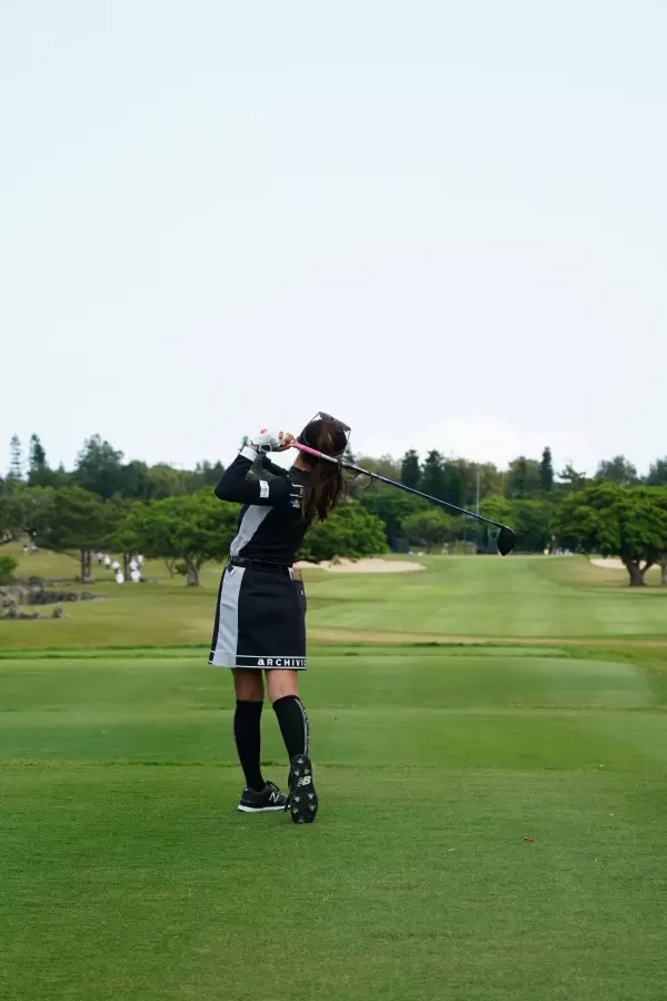 臼井麗香のドライバースイング（後方）連続写真【2022年ダイキンオーキッドレディスゴルフトーナメント】