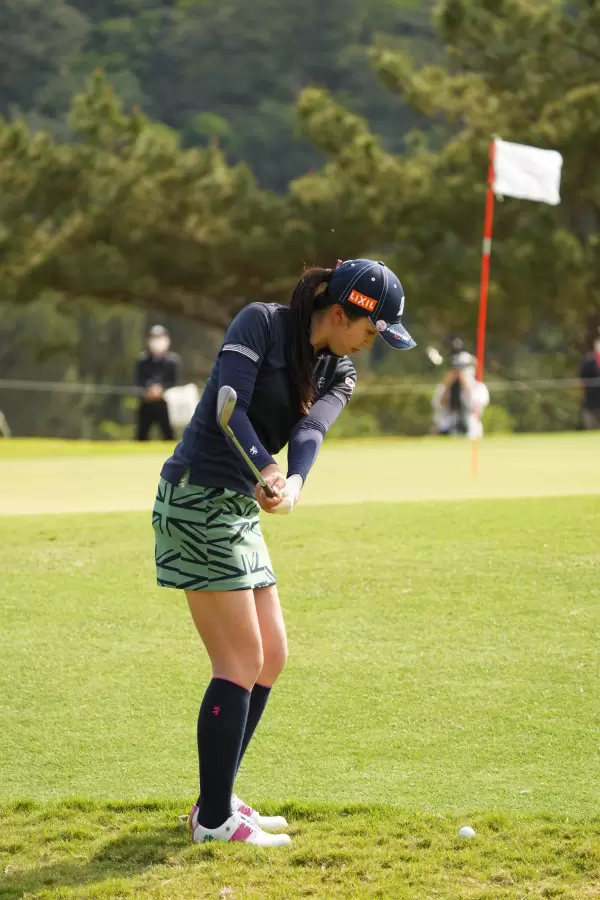 堀琴音のウェッジスイング（アプローチ）連続写真【2022年ダイキンオーキッドレディスゴルフトーナメント】