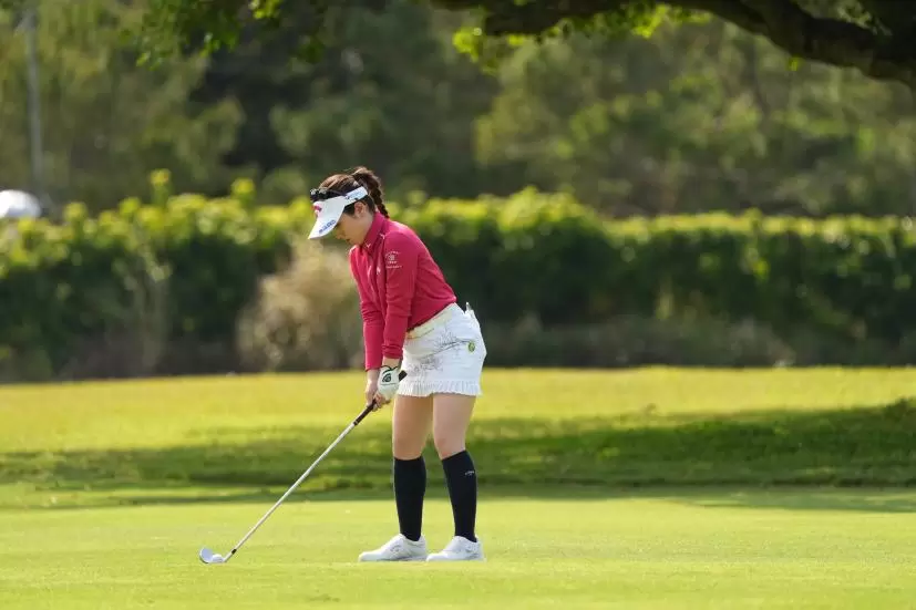 西村優菜のアイアンスイング（斜め前方）連続写真【2022年ダイキンオーキッドレディスゴルフトーナメント】