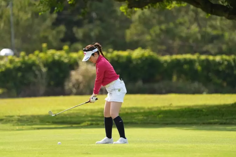 西村優菜のアイアンスイング（斜め前方）連続写真【2022年ダイキンオーキッドレディスゴルフトーナメント】