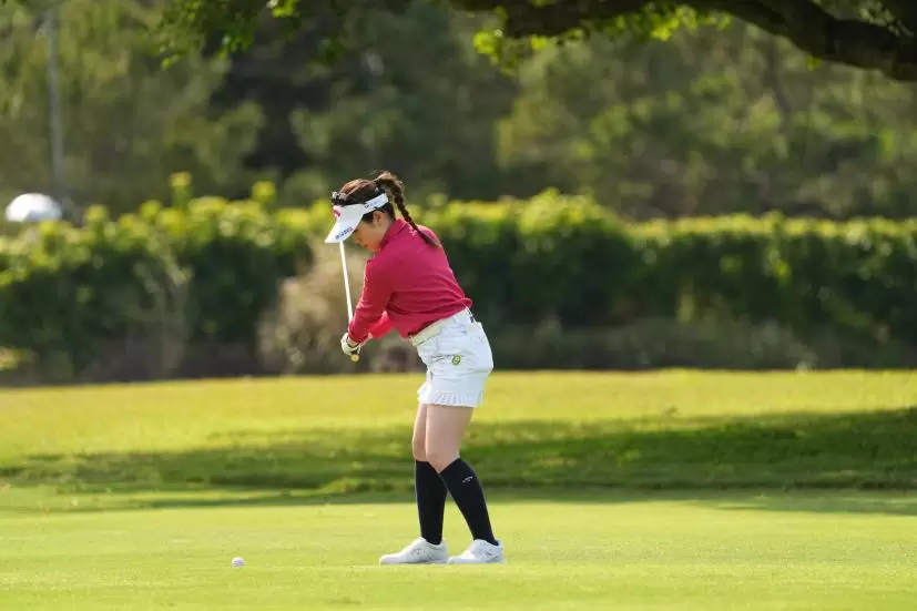 西村優菜のアイアンスイング（斜め前方）連続写真【2022年ダイキンオーキッドレディスゴルフトーナメント】