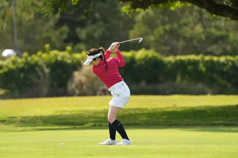 西村優菜のアイアンスイング（斜め前方）連続写真【2022年ダイキンオーキッドレディスゴルフトーナメント】