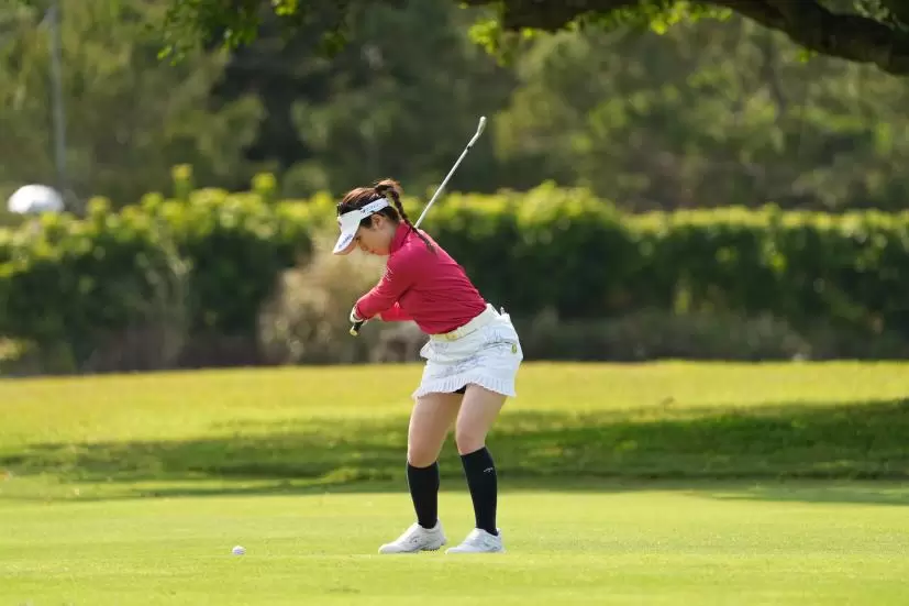 西村優菜のアイアンスイング（斜め前方）連続写真【2022年ダイキンオーキッドレディスゴルフトーナメント】