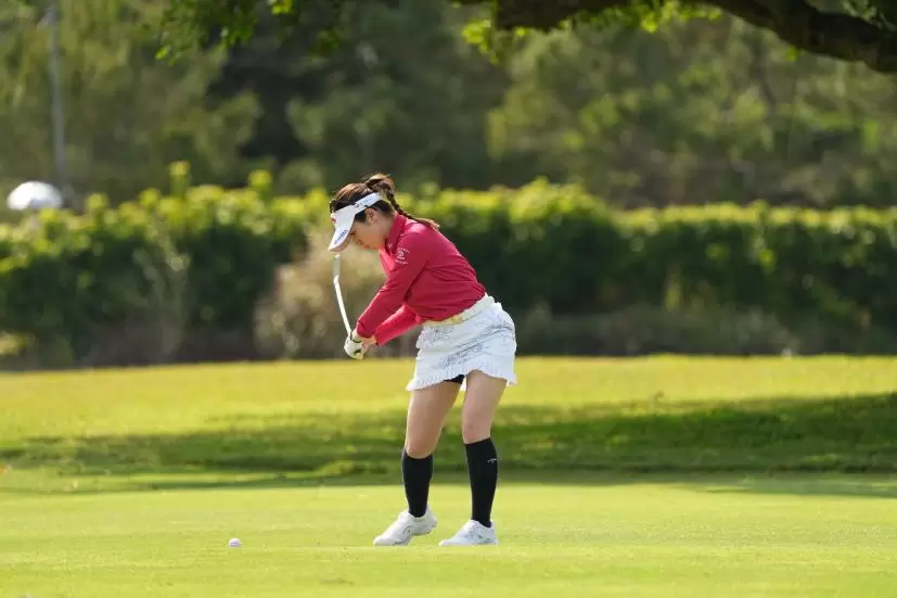 西村優菜のアイアンスイング（斜め前方）連続写真【2022年ダイキンオーキッドレディスゴルフトーナメント】