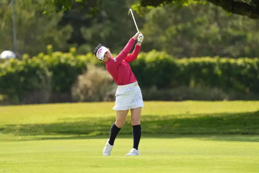 西村優菜のアイアンスイング（斜め前方）連続写真【2022年ダイキンオーキッドレディスゴルフトーナメント】