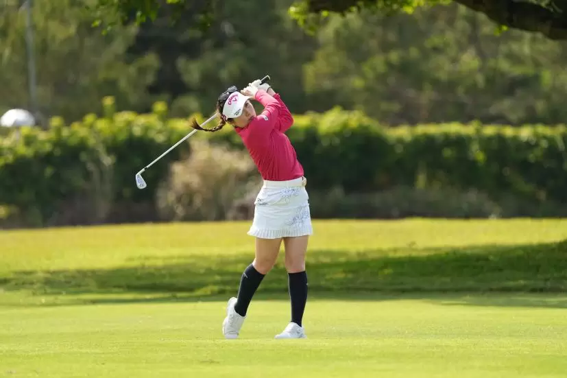 西村優菜のアイアンスイング（斜め前方）連続写真【2022年ダイキンオーキッドレディスゴルフトーナメント】
