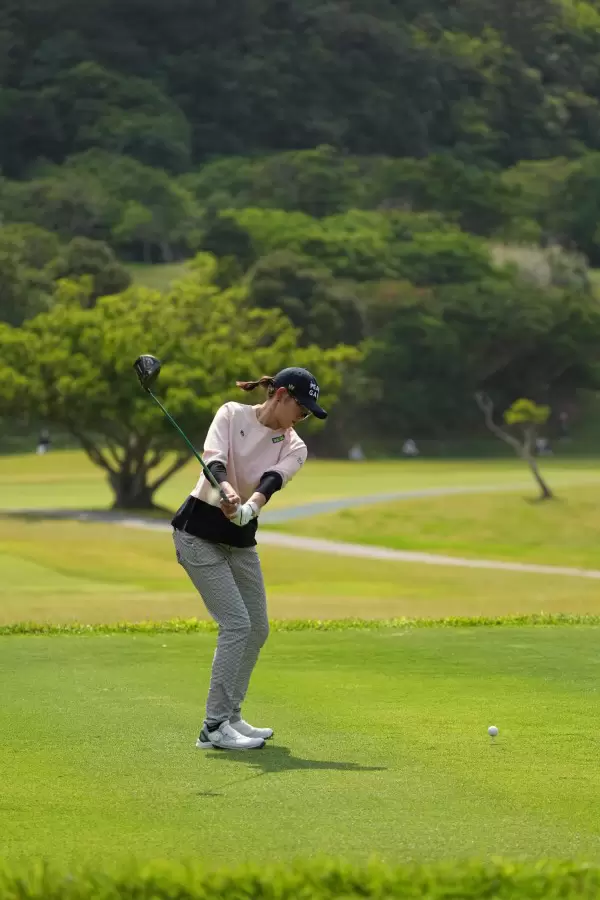 原英莉花のドライバースイング（後方）連続写真【2022年ダイキンオーキッドレディスゴルフトーナメント】