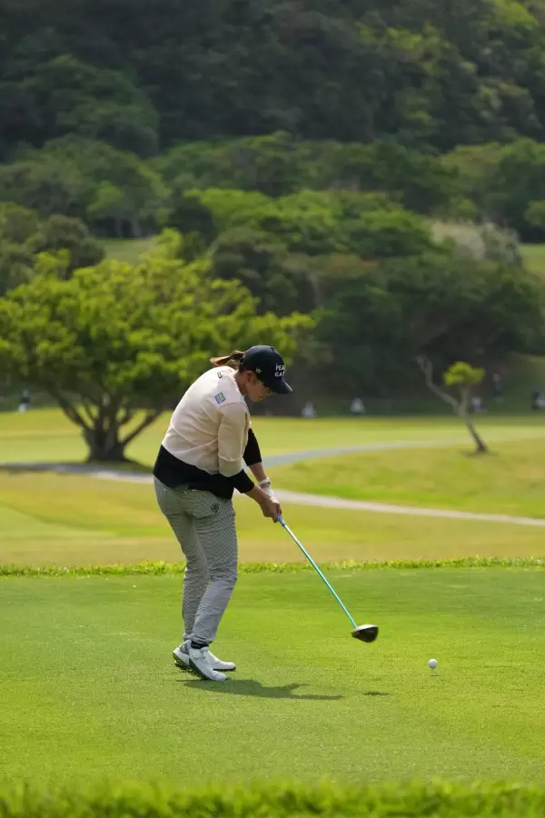 原英莉花のドライバースイング（後方）連続写真【2022年ダイキンオーキッドレディスゴルフトーナメント】