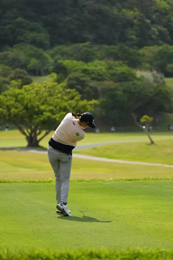 原英莉花のドライバースイング（後方）連続写真【2022年ダイキンオーキッドレディスゴルフトーナメント】