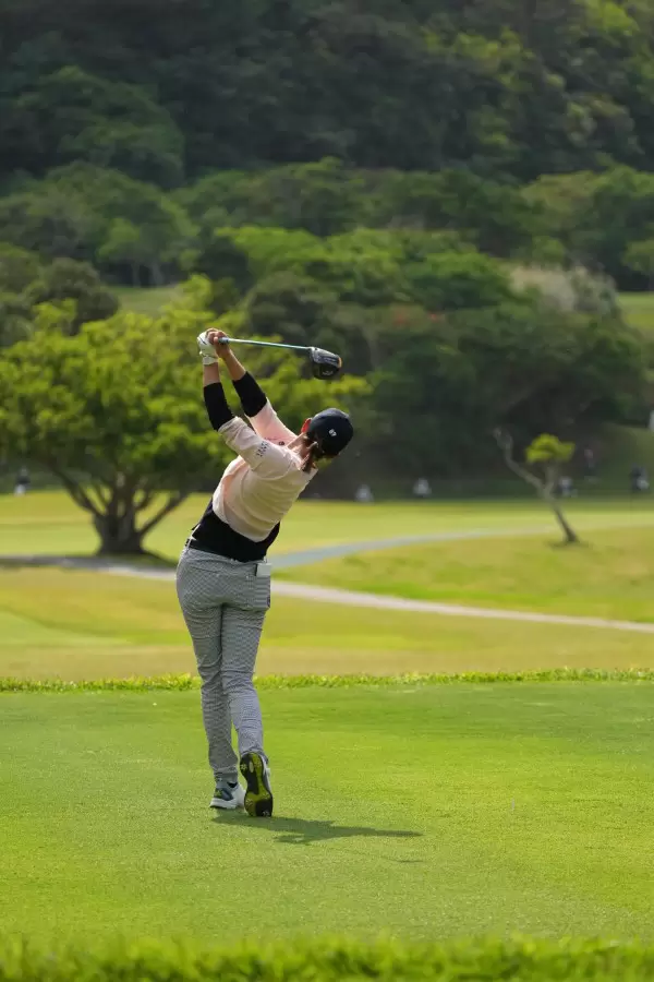 原英莉花のドライバースイング（後方）連続写真【2022年ダイキンオーキッドレディスゴルフトーナメント】