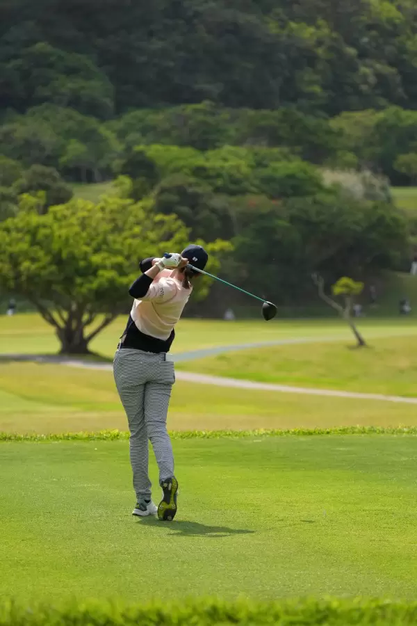 原英莉花のドライバースイング（後方）連続写真【2022年ダイキンオーキッドレディスゴルフトーナメント】